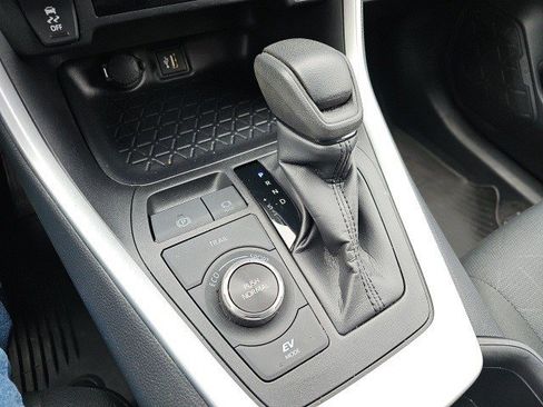 Used 2025 Toyota RAV4 XLE image 24
