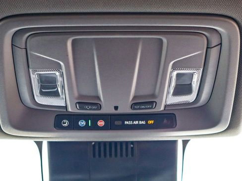 Certified 2025 GMC Sierra 1500 SLT image 18