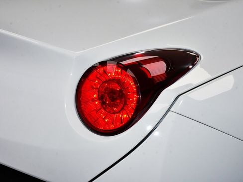 Used 2013 Ferrari California image 97
