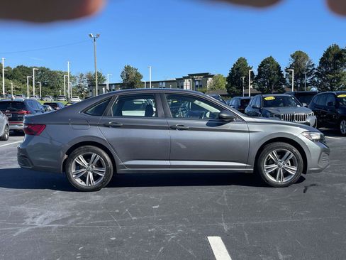 Used 2024 Volkswagen Jetta SE FWD image 8