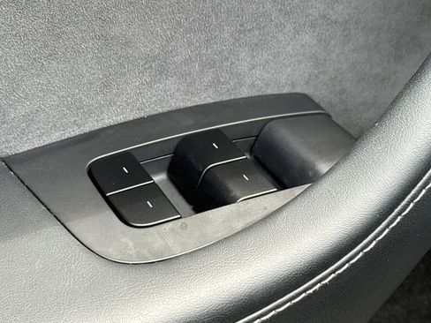 Used 2025 Tesla Model Y Long Range RWD image 22