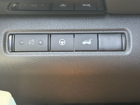 Certified 2025 Nissan Pathfinder SV w/ SV Premium Package FWD image 32