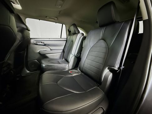 Used 2023 Toyota Highlander XLE AWD/4WD image 22