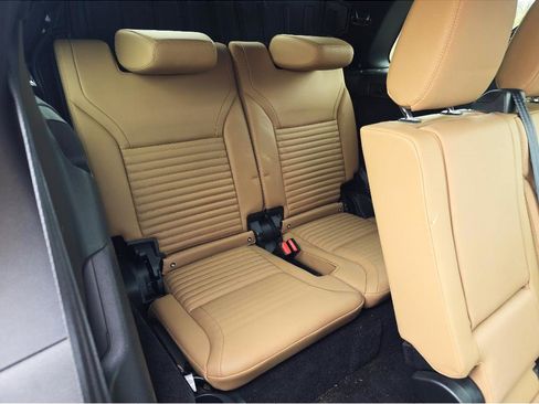 Used 2024 Land Rover Discovery Metropolitan Edition AWD/4WD image 8