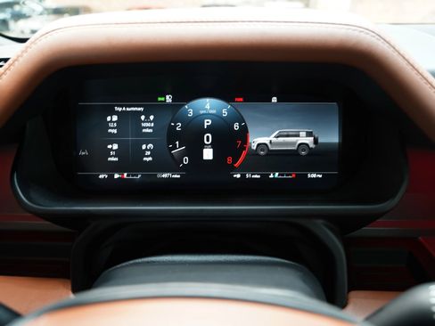 Used 2025 Land Rover Defender 110 image 69