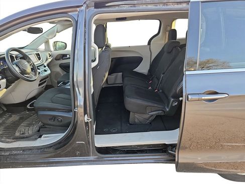 Used 2018 Chrysler Pacifica Touring Plus w/ Tire & Wheel Group FWD image 28