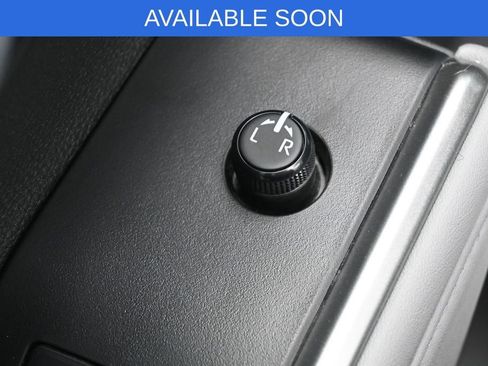 Used 2022 Toyota Highlander XLE AWD/4WD image 12