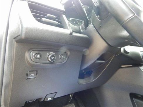 Used 2024 GMC Terrain SLT image 17