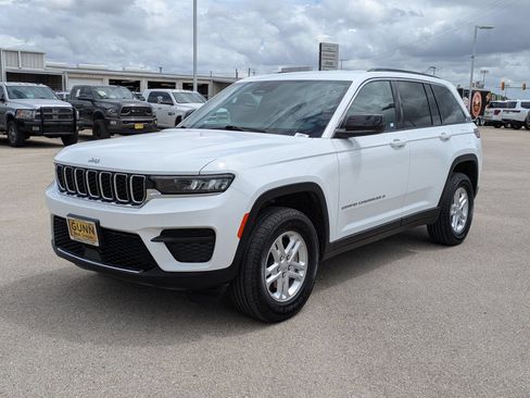 Used 2024 Jeep Grand Cherokee Laredo RWD image 7