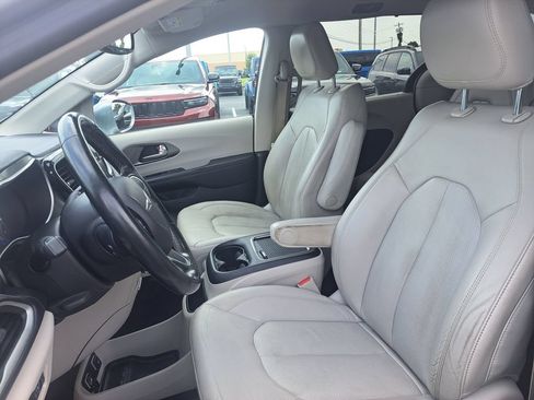 Used 2021 Chrysler Pacifica Touring-L FWD image 23