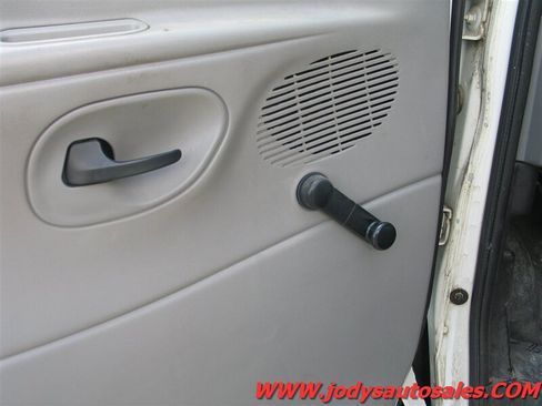 Used 2000 Ford E-250 and Econoline 250 RWD image 3