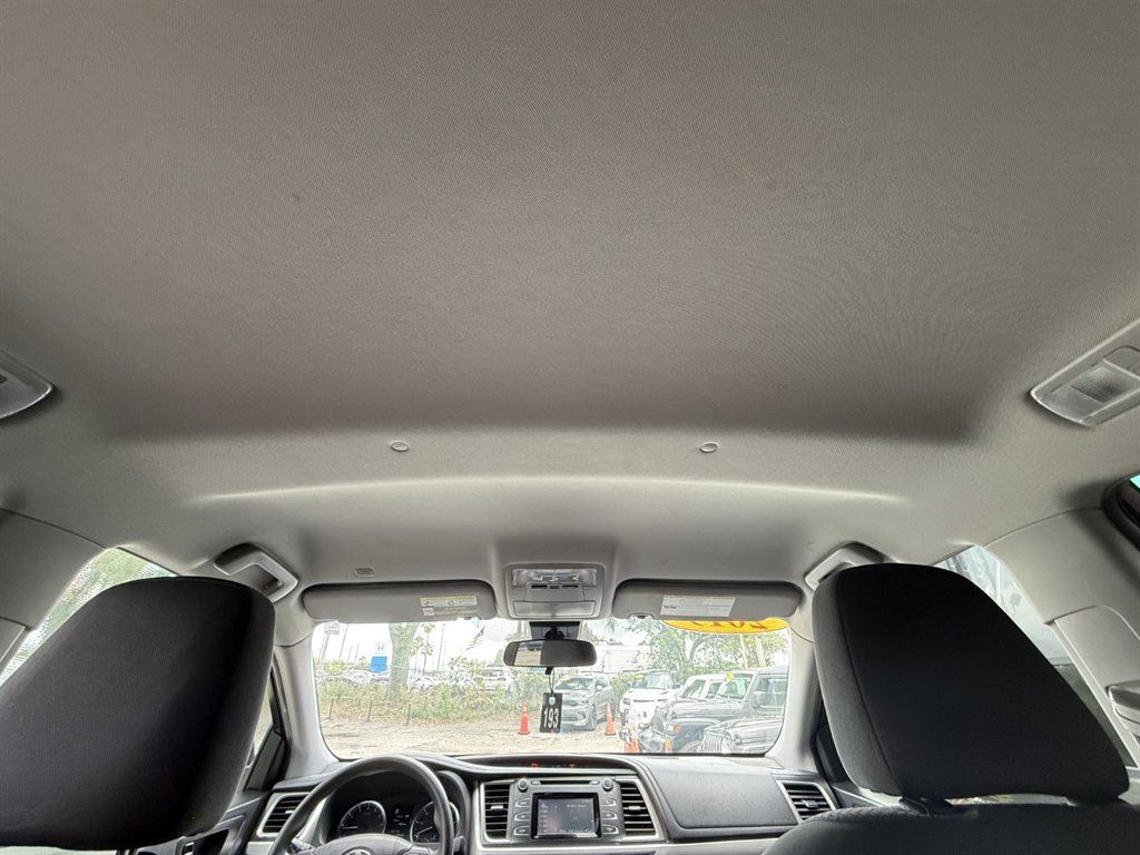 Used 2019 Toyota Highlander LE FWD image 21