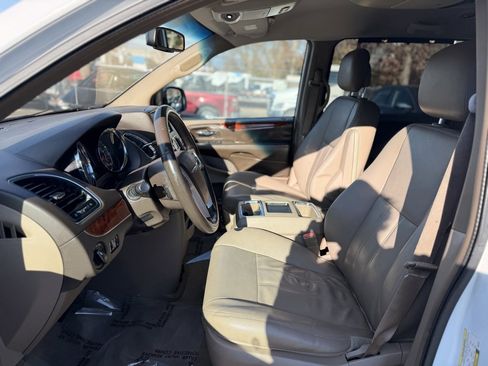 Used 2015 Chrysler Town & Country Touring image 13