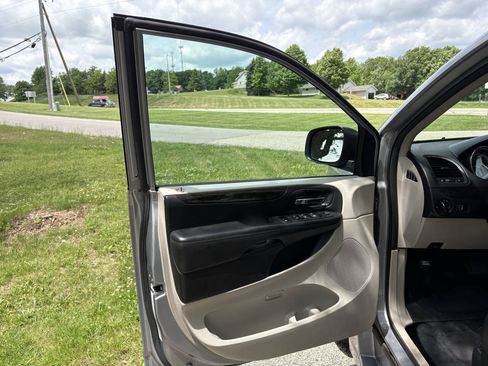 Used 2013 Dodge Grand Caravan SXT FWD image 10