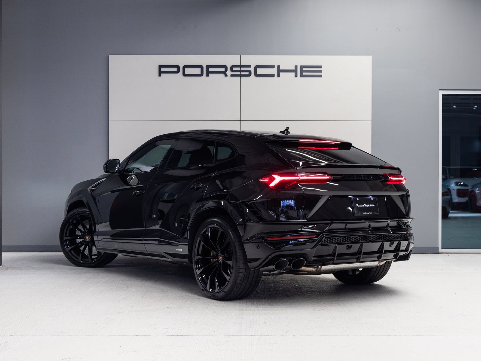 Used 2024 Lamborghini Urus S AWD/4WD image 3