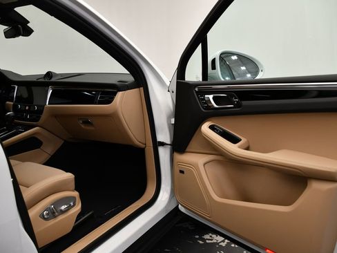 Used 2025 Porsche Macan image 47