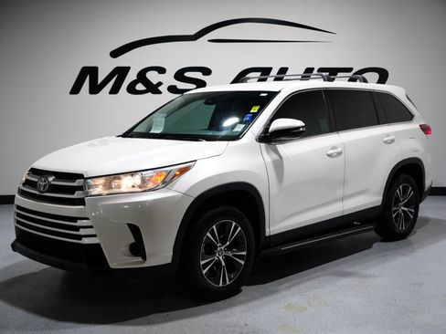 Used 2019 Toyota Highlander LE image 4