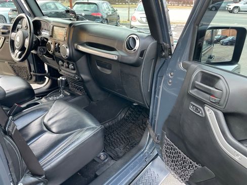 Used 2017 Jeep Wrangler Unlimited Sahara w/ Connectivity Group AWD/4WD image 12