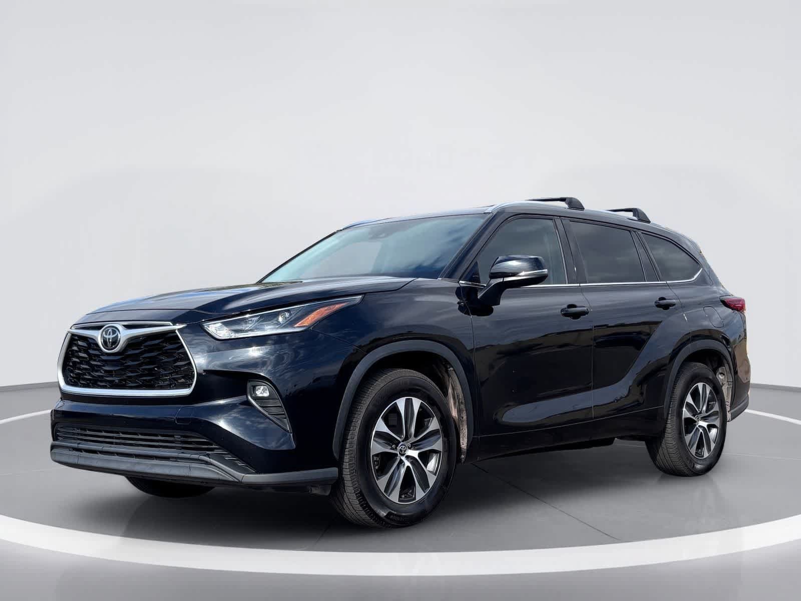 Used 2021 Toyota Highlander XLE FWD image 2