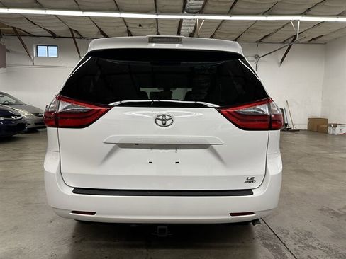 Used 2020 Toyota Sienna LE image 4