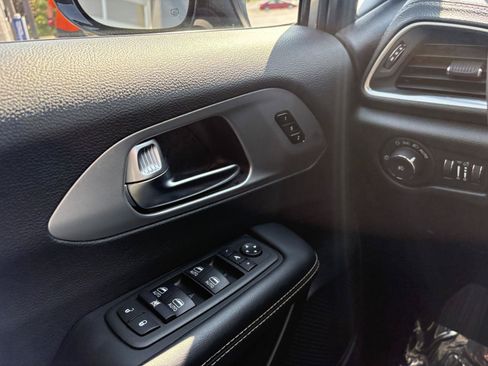 Used 2026 Chrysler Pacifica Limited w/ S Appearance Package FWD image 13