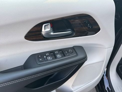 Used 2024 Chrysler Pacifica Limited image 11
