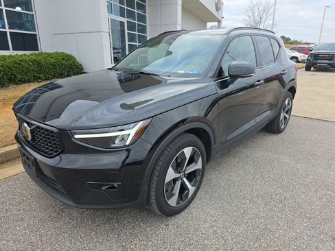 Used 2025 Volvo XC40 B5 Plus image 1