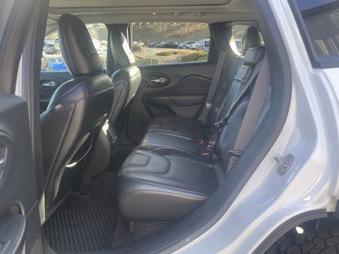 Used 2019 Jeep Cherokee Trailhawk image 13