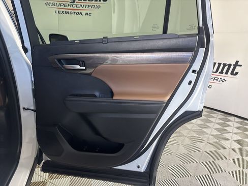 Used 2025 Toyota Highlander XLE image 27