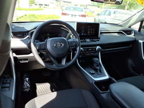 Used 2025 Toyota RAV4 LE AWD/4WD image 5