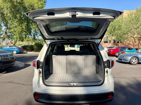 Used 2015 Toyota Highlander LE FWD image 15