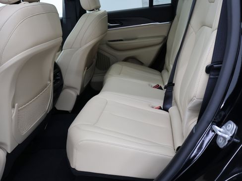 Used 2023 Jeep Grand Cherokee Limited image 9