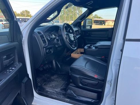 Used 2024 RAM 5500 Tradesman w/ Chrome Appearance Group AWD/4WD image 7