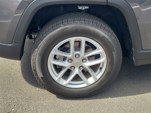 Used 2024 Jeep Grand Cherokee Laredo X image 5