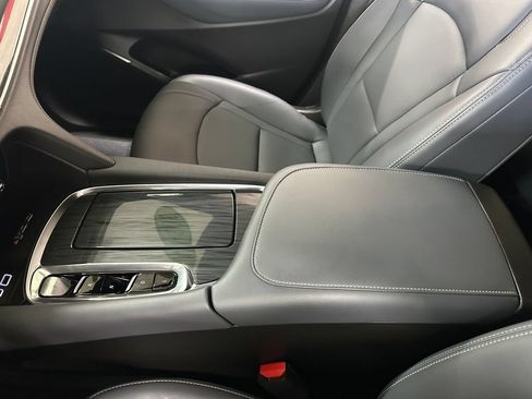 Used 2024 Buick Enclave Essence w/ Sport Touring Edition FWD image 27