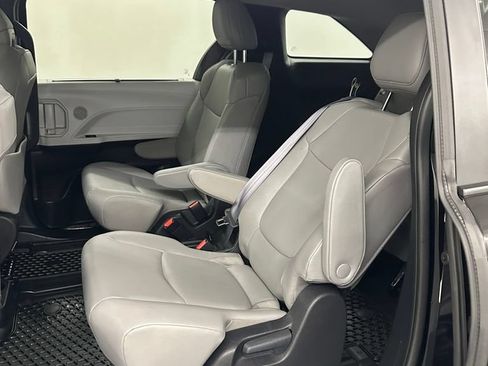 Used 2025 Toyota Sienna XLE FWD image 25