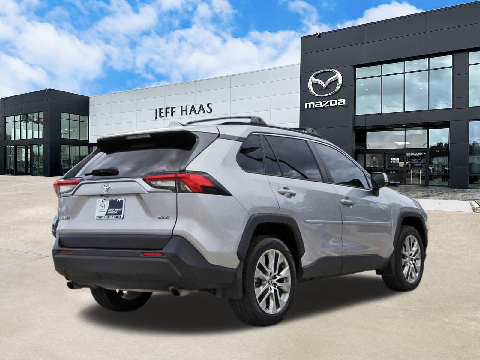 Used 2022 Toyota RAV4 XLE Premium FWD image 3