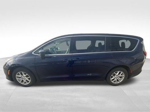Used 2017 Chrysler Pacifica Touring image 4