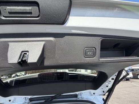 Used 2024 GMC Terrain SLT w/ Infotainment Package II image 8