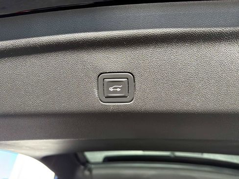 Used 2021 GMC Yukon Denali w/ Denali Premium Package image 31