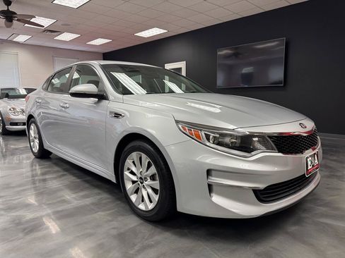 Used 2017 Kia Optima LX FWD image 3