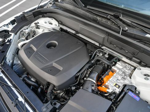 Certified 2025 Volvo XC60 T8 Plus w/ Protection Package Premier image 31