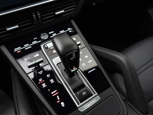 Used 2022 Porsche Cayenne GTS image 22