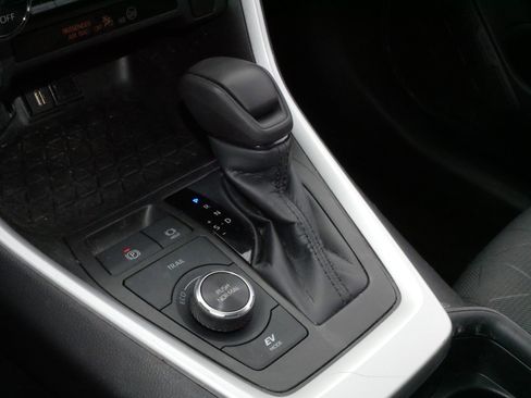 Used 2021 Toyota RAV4 XLE image 25