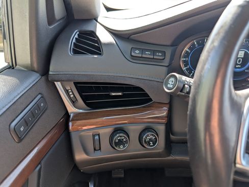 Used 2019 Cadillac Escalade ESV Luxury image 22