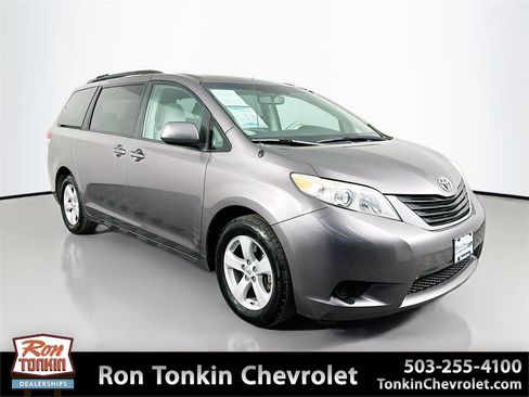 Used 2011 Toyota Sienna image 1