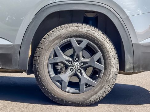 Used 2024 Volkswagen Atlas Peak Edition SEL AWD/4WD image 39