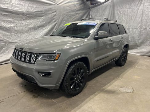 Used 2022 Jeep Grand Cherokee Laredo X image 3