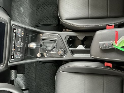 Used 2021 Volkswagen Tiguan SE w/ Panoramic Sunroof Package image 11