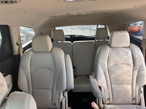 Used 2023 Buick Enclave Essence image 11